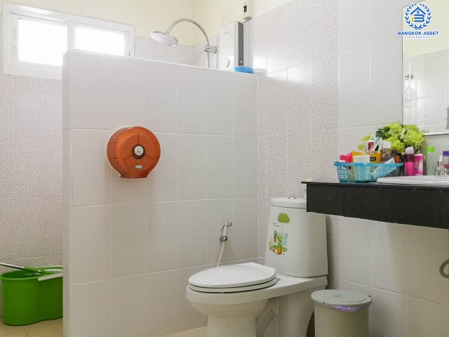 *****บ้านแฝดมือสองย่านสมุทรปราการ ม.สยามนิเวศน์1 ประชาอุทิศ เนื้อที่กว้างขวางมากถึง 92 ตร.ว. ฟังก์ชัน 4 ห้องนอน 3 ห้องน้ำ ที่จอดรถ 2 คัน บ้านสไตล์โมเดิร์น ภายใต้บรรยากาศเงียบสงบ โครงการตั้งบนทำเลแห่งการเดินทาง ใกล้รถไฟฟ้าสายสีม่วงใต้(สายอนาคต) "สถานีครุใน" และจุดขึ้นทางด่วน "กาญจนาภาเษกฯ"